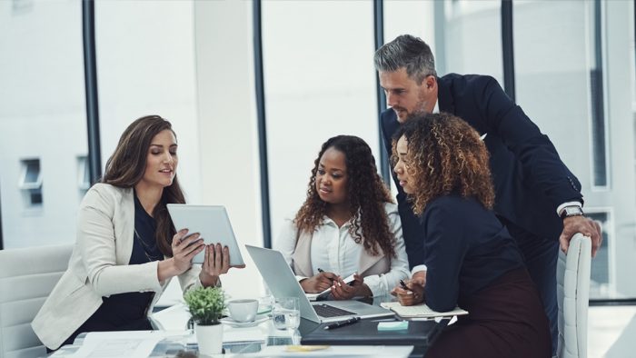 As etapas do processo de recrutamento e seleção incluem a divulgação das vagas, a triagem de currículos e a avaliação de candidatos.