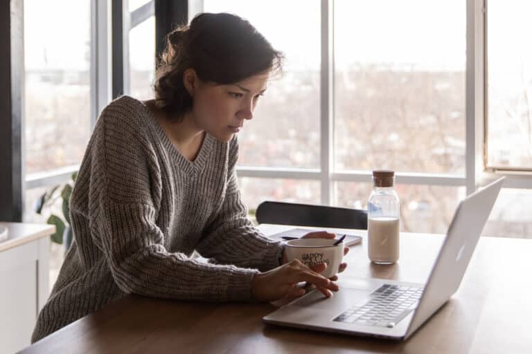 Mulher focada no computador