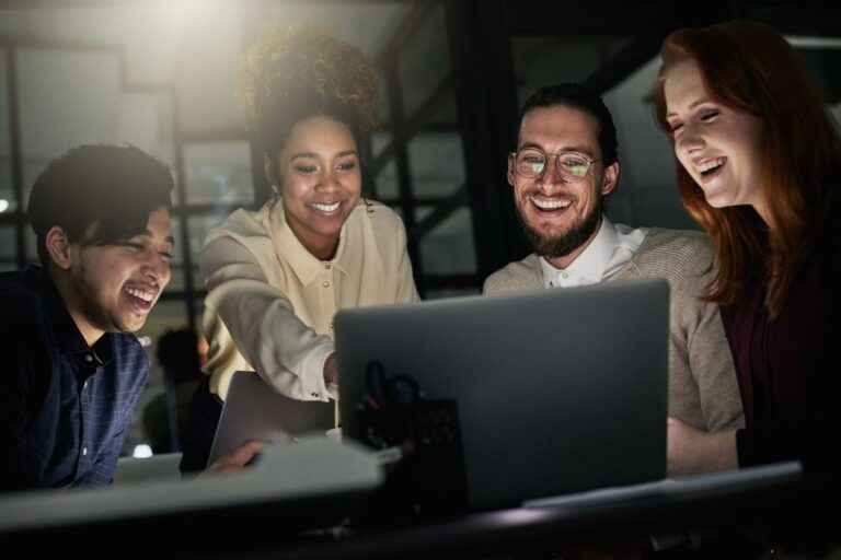 Pessoas reunidas no trabalho