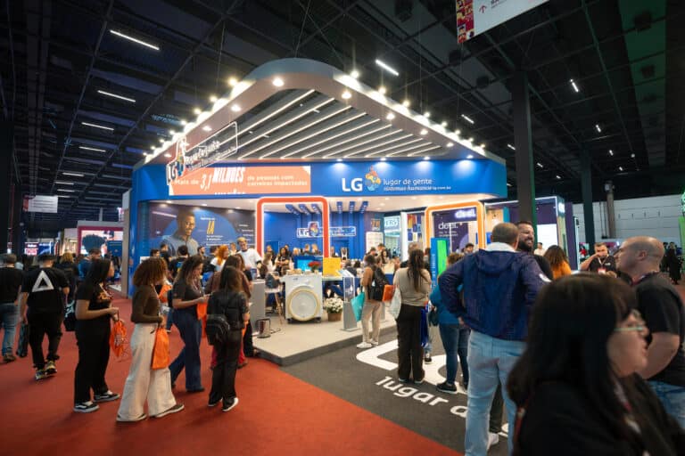 Pessoas conhecendo o estande da LG lugar de gente no CONARH 2025