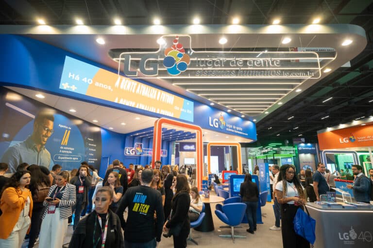 Profissionais de RH fazendo networking no estande da LG lugar de gente no CONARH 2025
