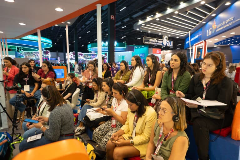 Pessoas assistindo à gravação do podcast da LG lugar de gente no Conarh 2025